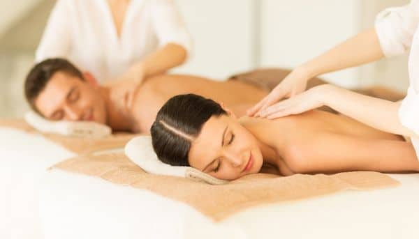 Et par nyder en lækker massage på et wellnessophold