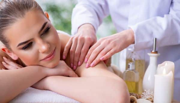 Kvinde får massage på et spa ophold